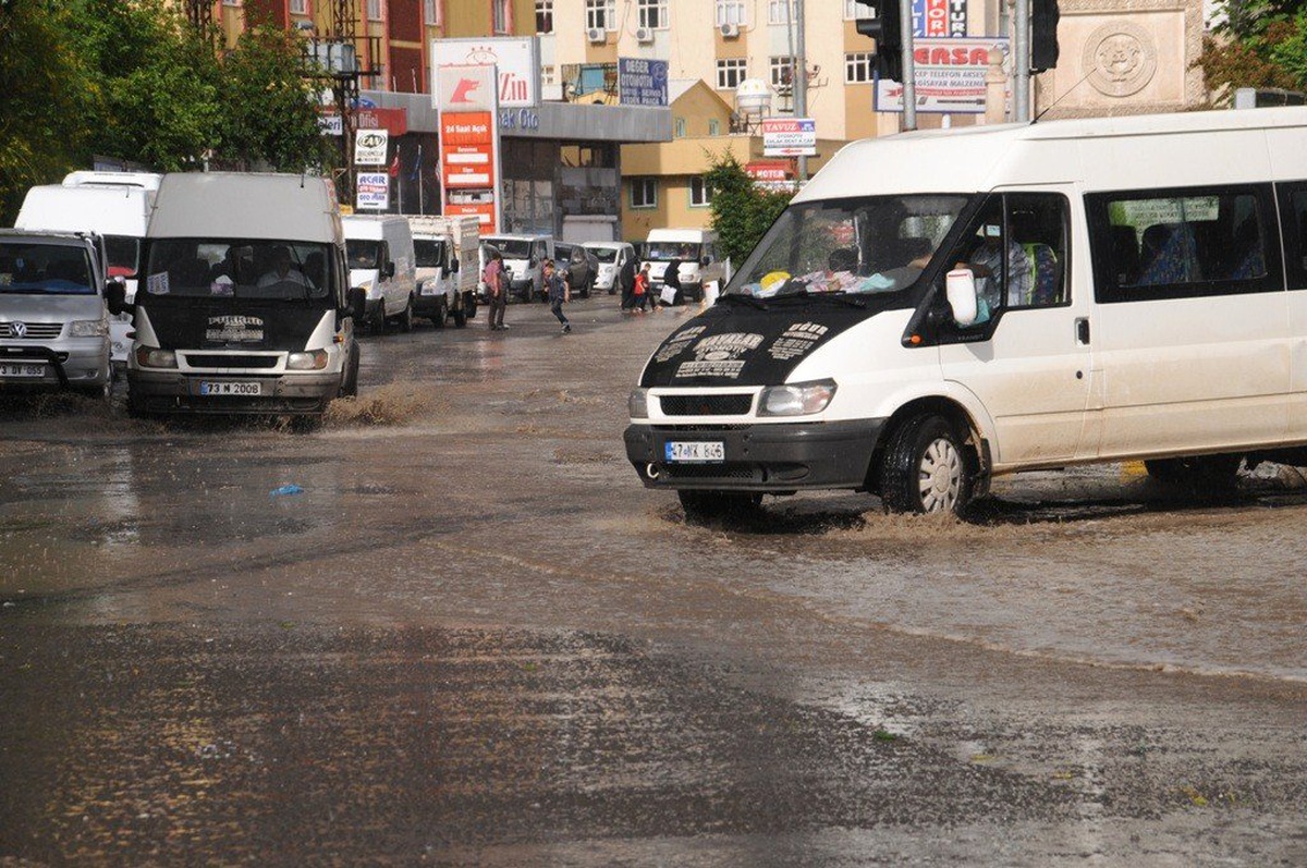 Cizre\'de Cadde ve Sokaklar Sular Altında Kaldı