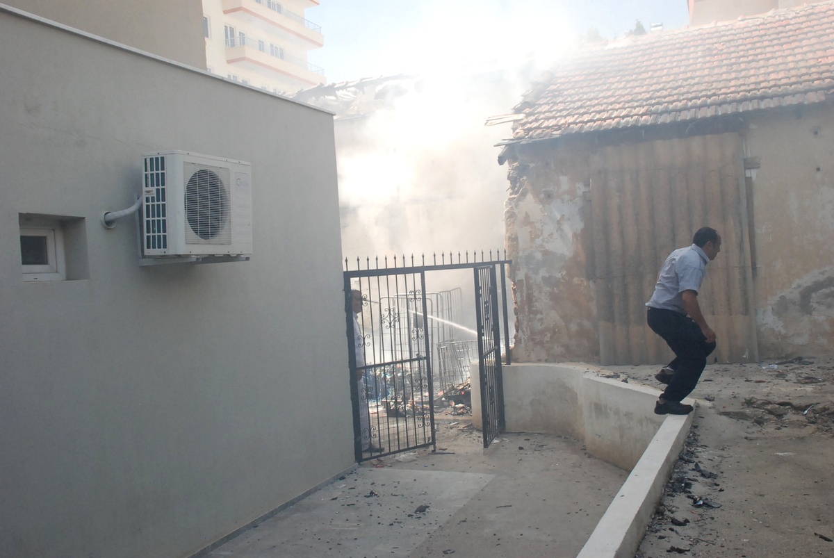 Didim'de Apartmanların Arasında Çıkan Yangın Korkuttu