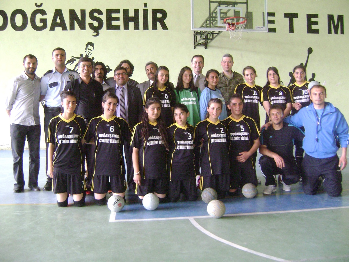 Doğanşehir Emniyetinden Bayanlar Hentbol Takımına Destek