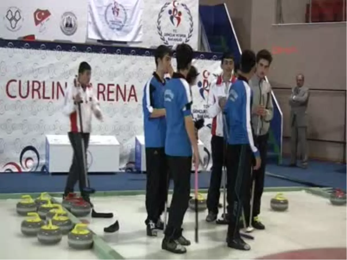 Hayrünnisa Gül Curling Taşı Attı