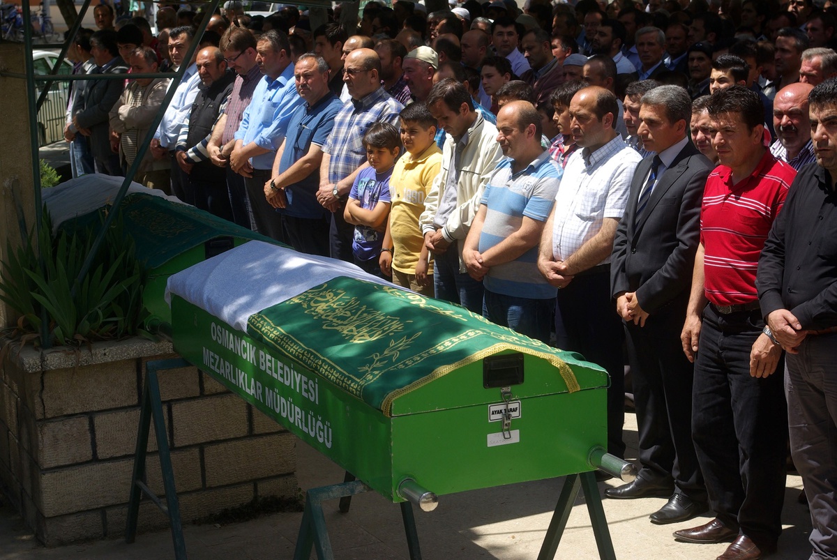 Gölette Boğulan Küçük Kızlar Toprağa Verildi