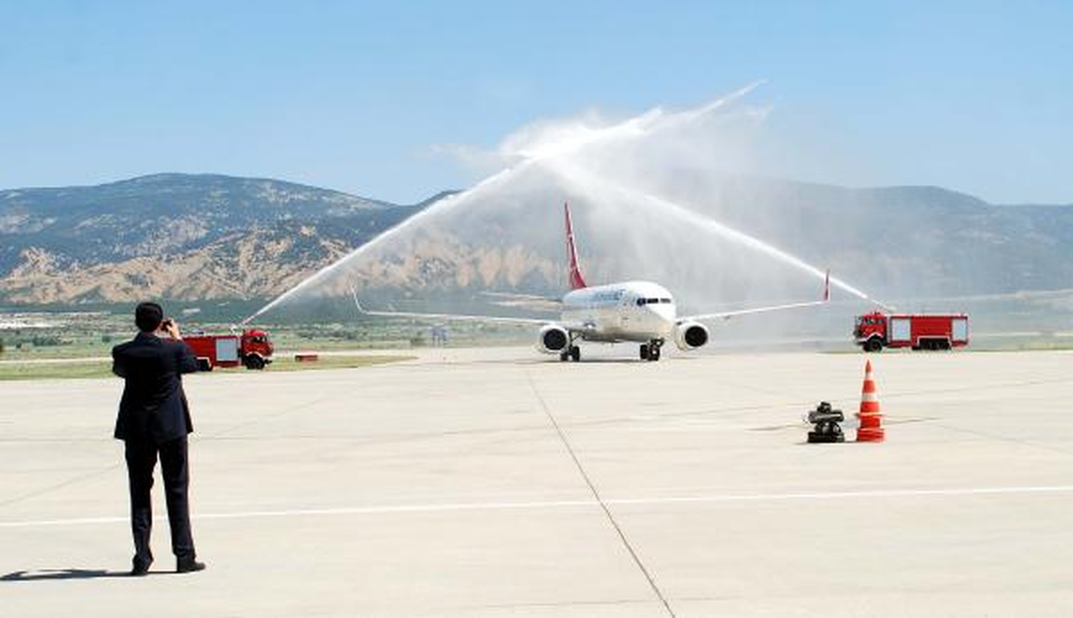 Isparta\'da THY Uçağına Gül Suyu, Yolculara Gül Yaprağı