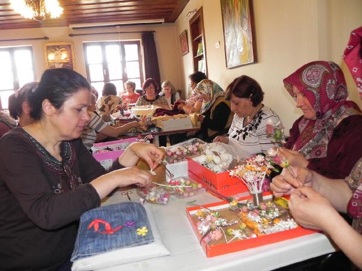 Kadınlar İpek Kozasına Hayat Veriyor