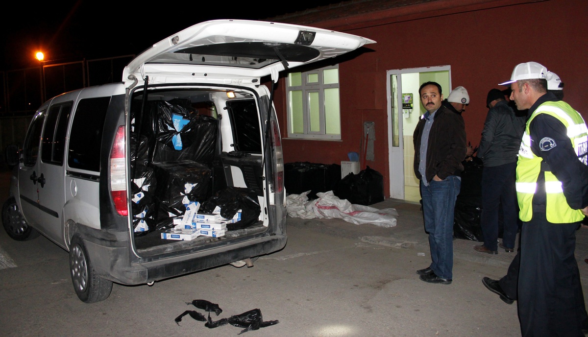 Kamyonetten 13 Bin Paket Kaçak Sigara Çıktı