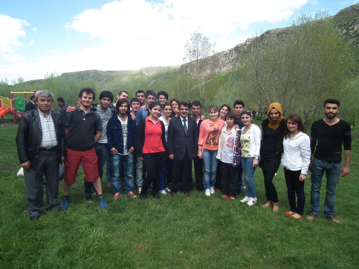 Kars Belediye Başkanı Nevzat Bozkuş Kent Ormanı'nda Gençlerle Bir Araya Geldi