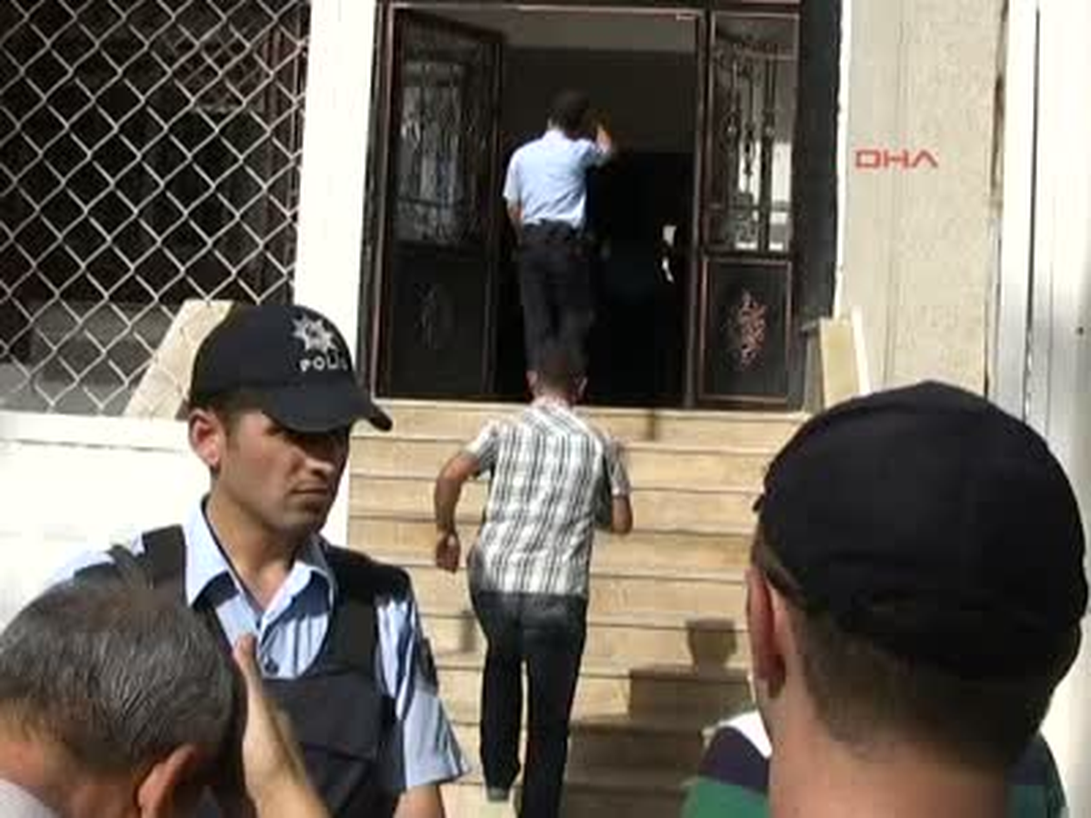 Kırklareli AK Parti Önünde Eylem Yapan 11 Öğrenci Gözaltına Alındı AK Parti Önünde Eylem Yapan 11...