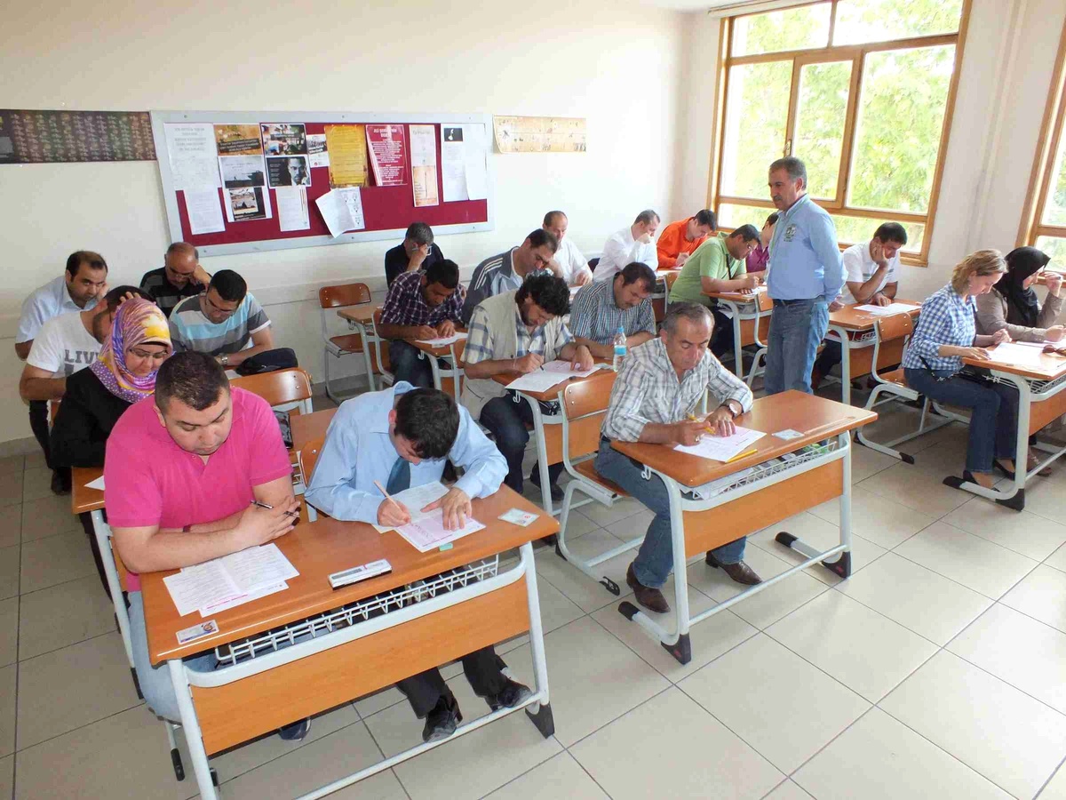 Siyaset Akademisi Kursiyerleri Sınavda Ter Döktü