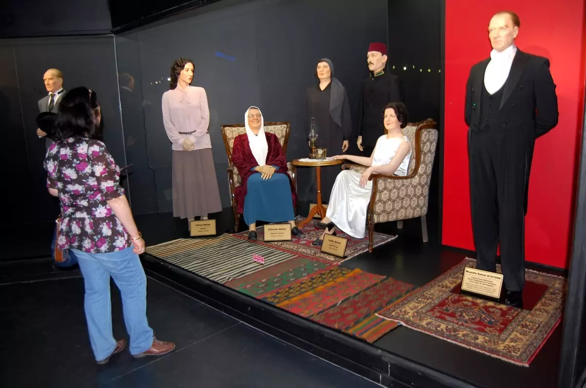 Türkiye\'nin İlk Balmumu Heykel Müzesine Büyük İlgi