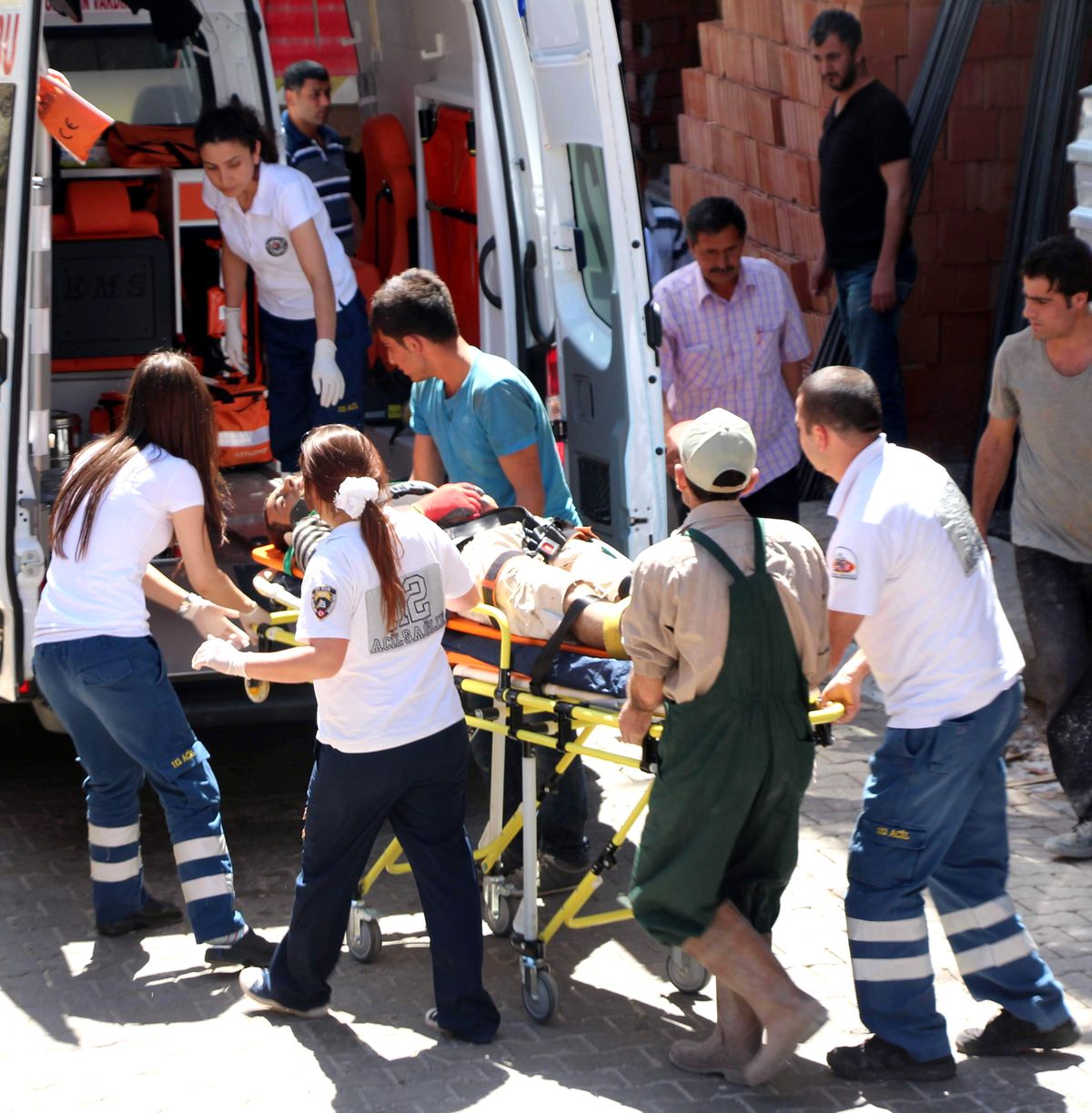 Üzerine İnşaat Malzemesi Dolu Sepet Düşen İşçi Ağır Yaralandı