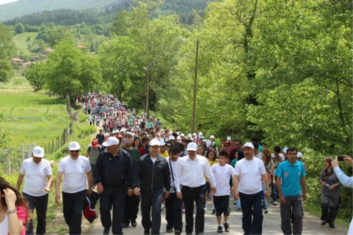 Yılmaz Tunç, 1500 Gençle Doğduğu Köy Ulukaya\'da Doğa Yürüyüşü Yaptı