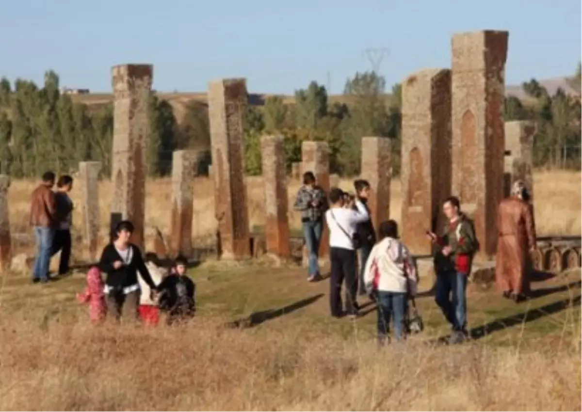 Ahlat\'a Ziyaretçi Akını