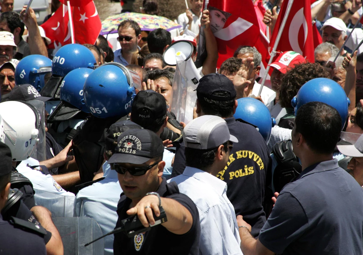 Akil İnsanlar Protestocuları Atlattı