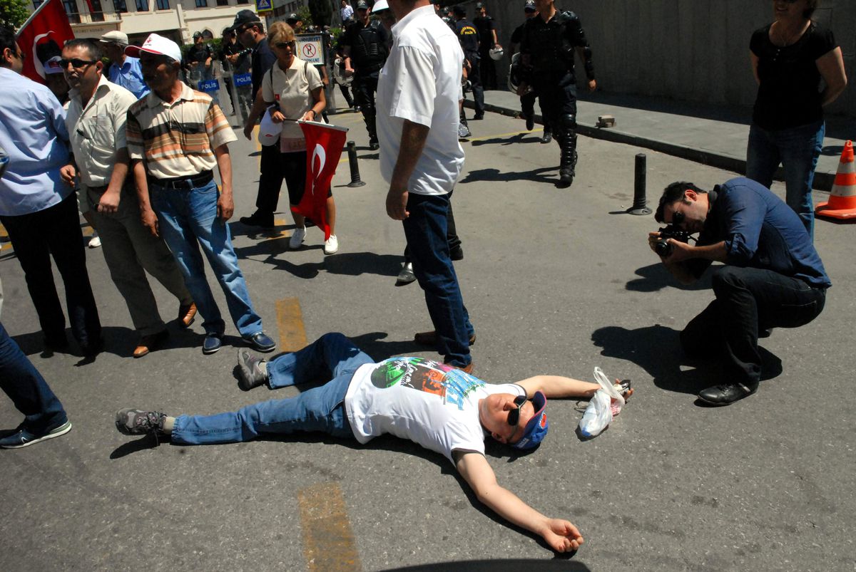 Akil İnsanların Antalya Valiliği Ziyaretinde Protesto