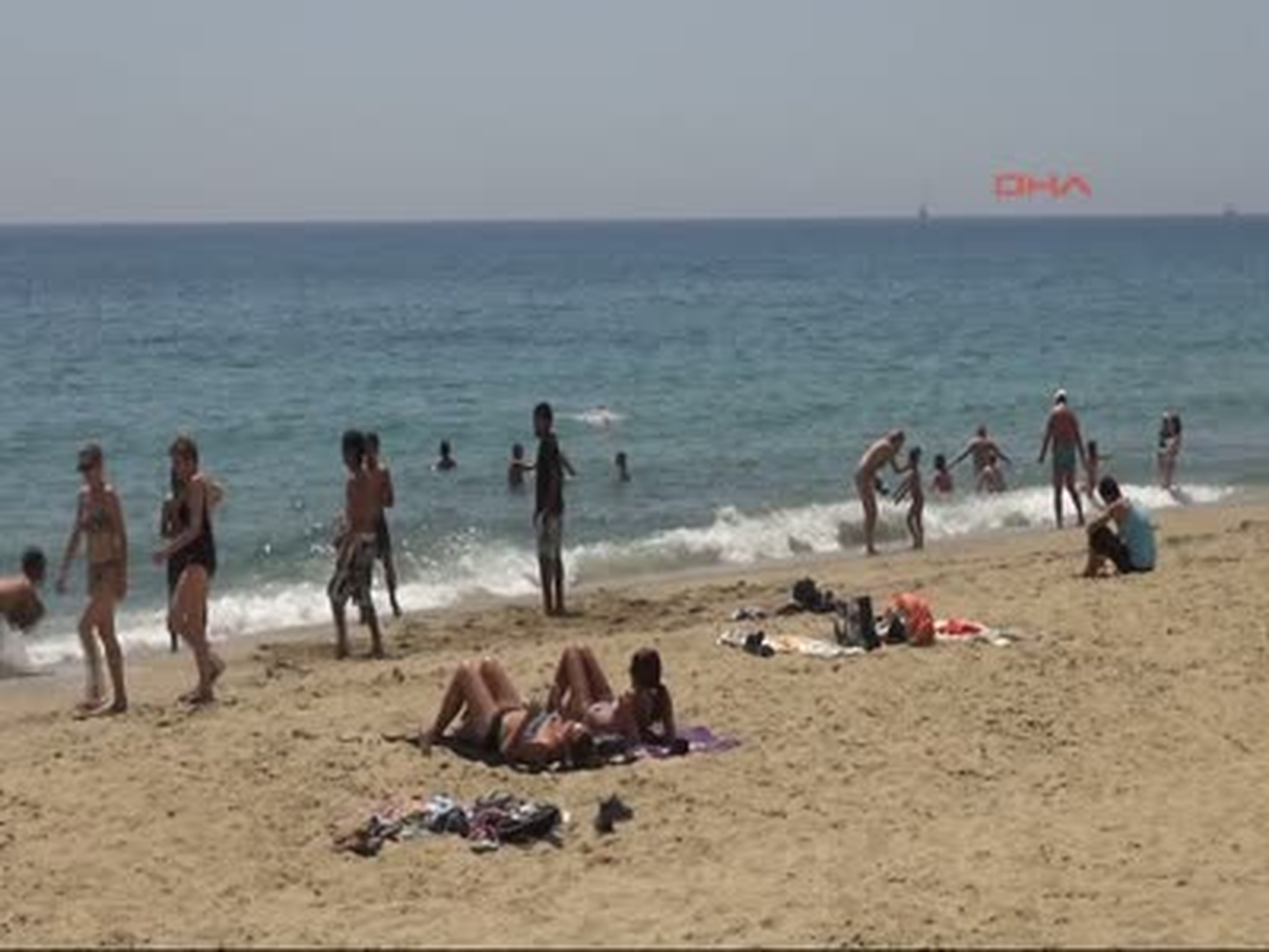 Alanya\'da Plajlar Doldu Taştı