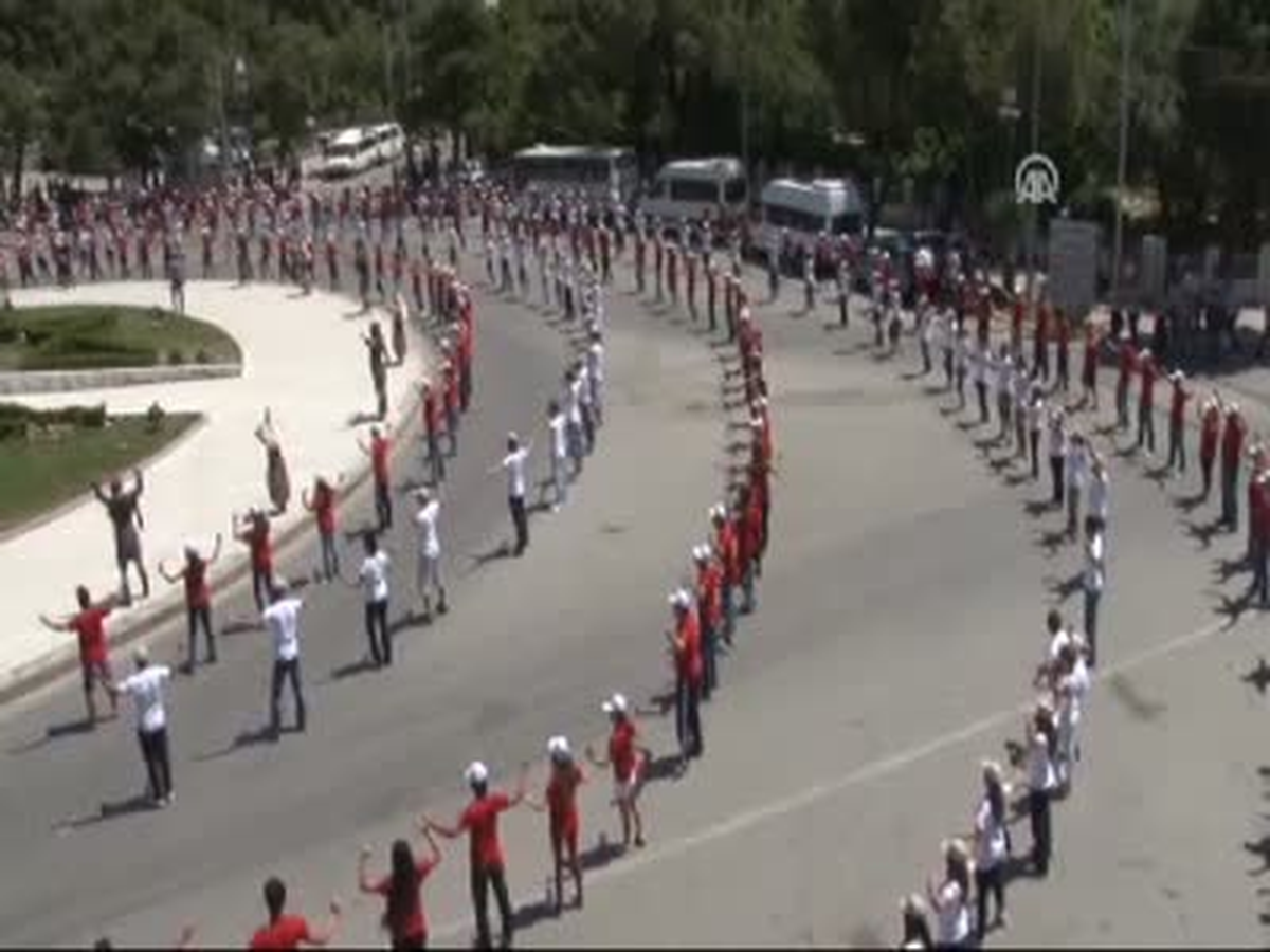 Bin 500 Öğrenci, Aynı Anda Zeybek Oynadı