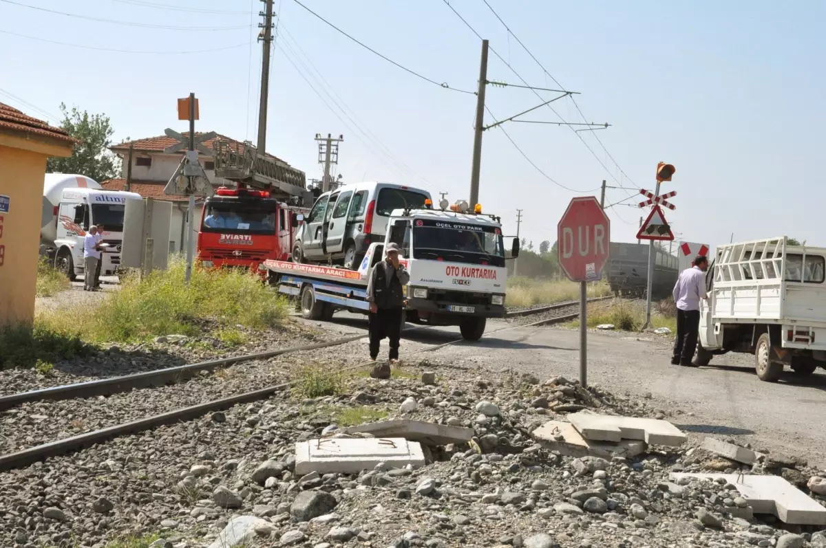 Dörtyol\'da Hemzemin Geçitte Kaza: 3 Yaralı