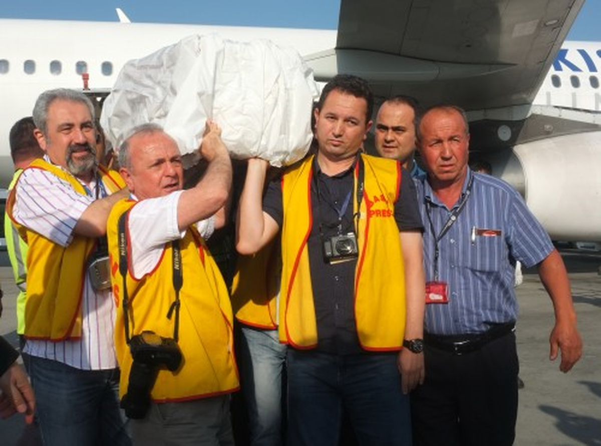 Efsane Pilot, Gazeteci Murat Öztürk Son Yolculuğuna Uğurlanıyor (2)