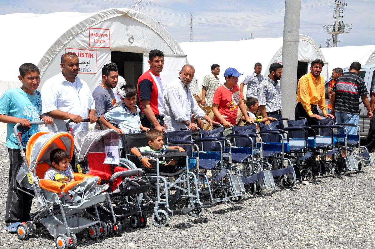 Engelli Mültecilere Tekerlekli Sandalye Dağıtıldı