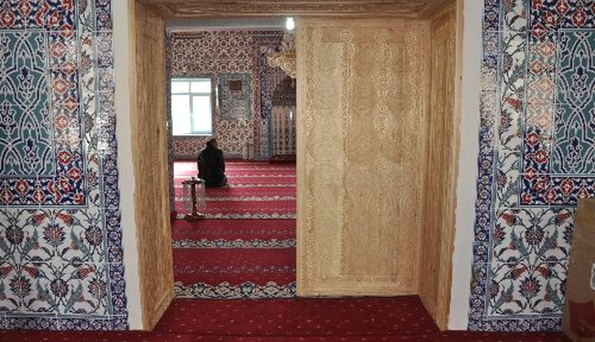 Hat Sanatı Tutkusuyla Camileri Süslüyor