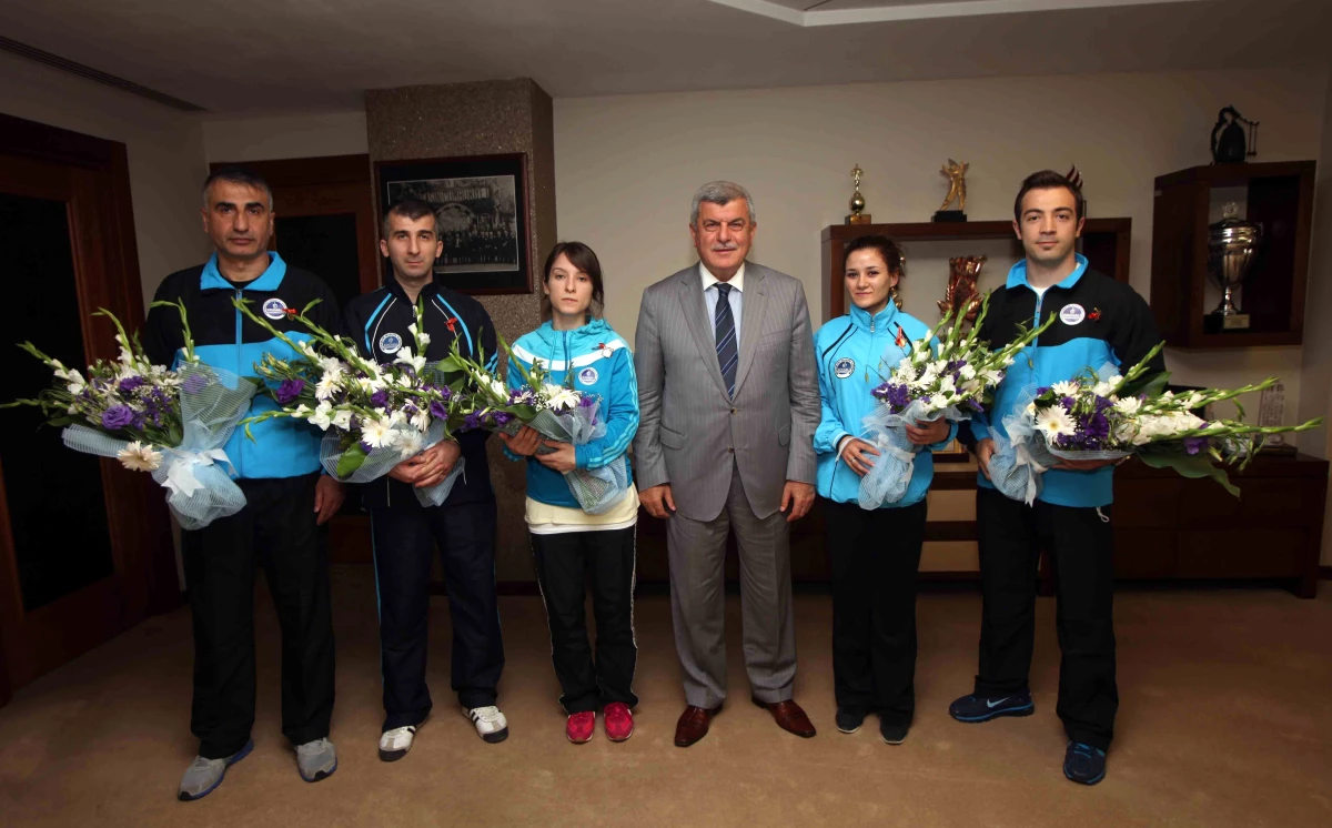 Başkan Karaosmanoğlu, Karatecileri Ağırladı