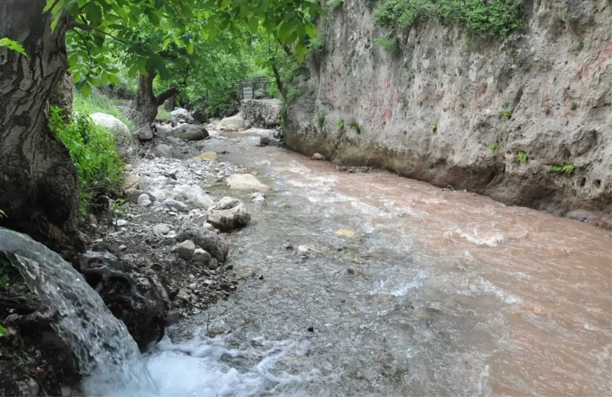 Kömür Ocağına Ait Hafriyatın Dereye Karıştırılmasına Vatandaşlardan Tepki