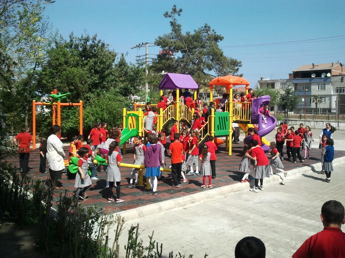 "Okullar Hayat Olsun" Projesi ile Çocuk Parkı Yapıldı