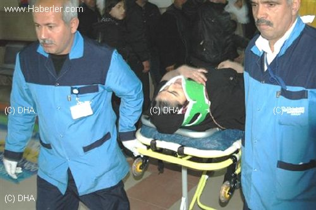 Otomobiller Kafa Kafaya Çarpıştı: 6 Yaralı