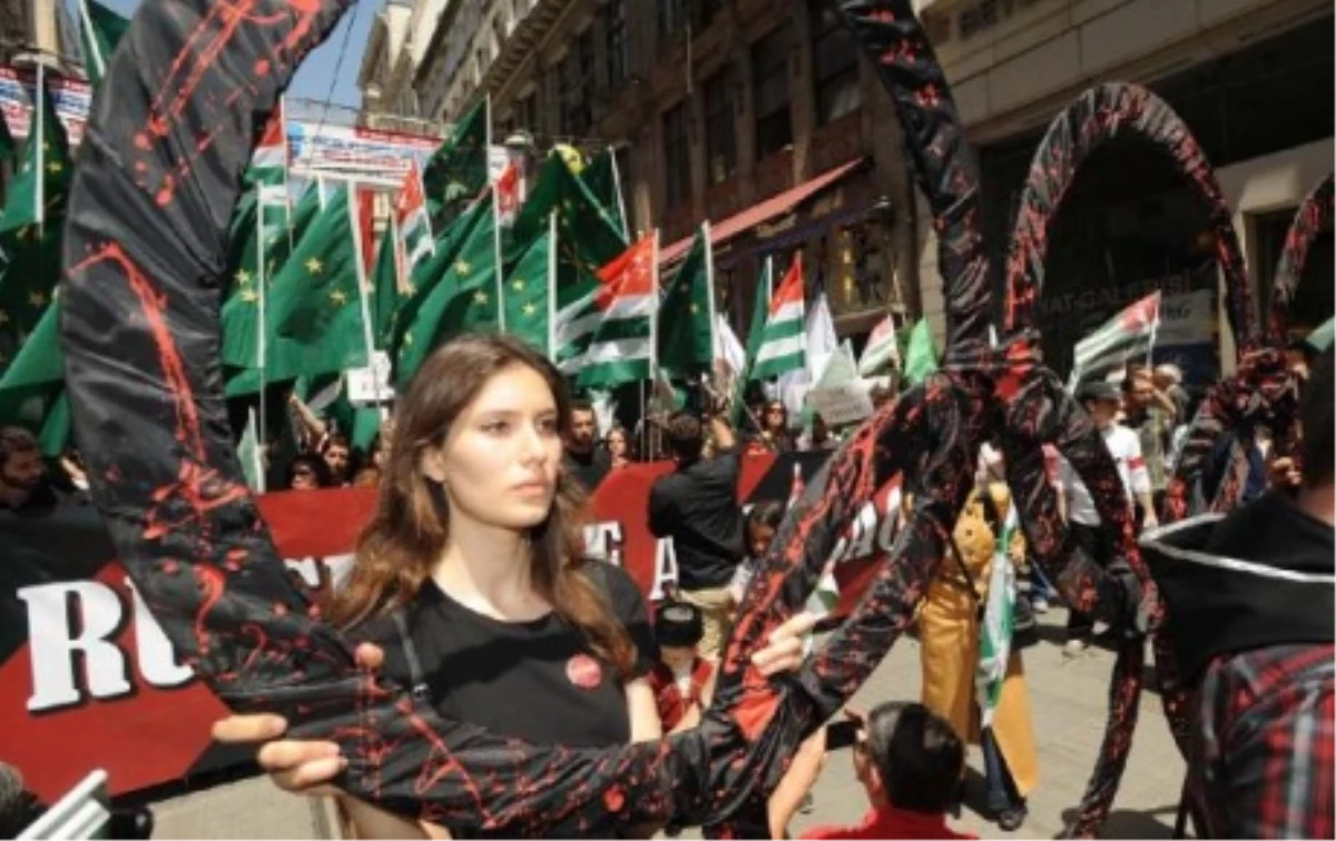 Rusya Konsolosluğu Önünde Çerkezlerden Protesto