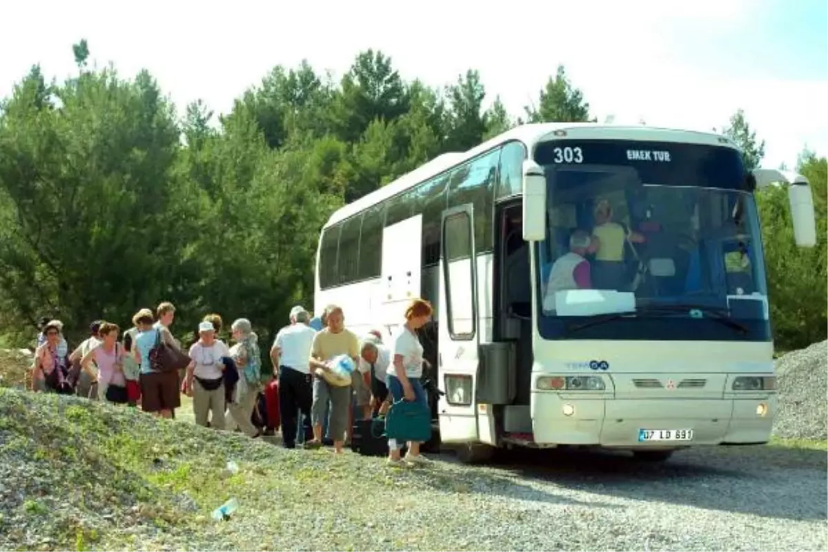 Tur Otobusu Yandı, 27 Turist Ölümden Döndü