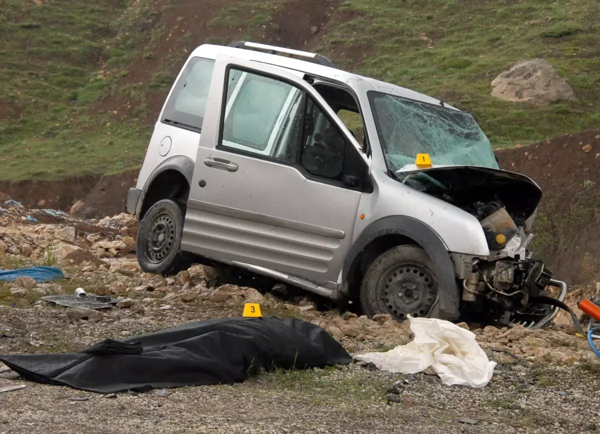 Otomobille Tır Çarpıştı: 2 Ölü, 1 Yaralı