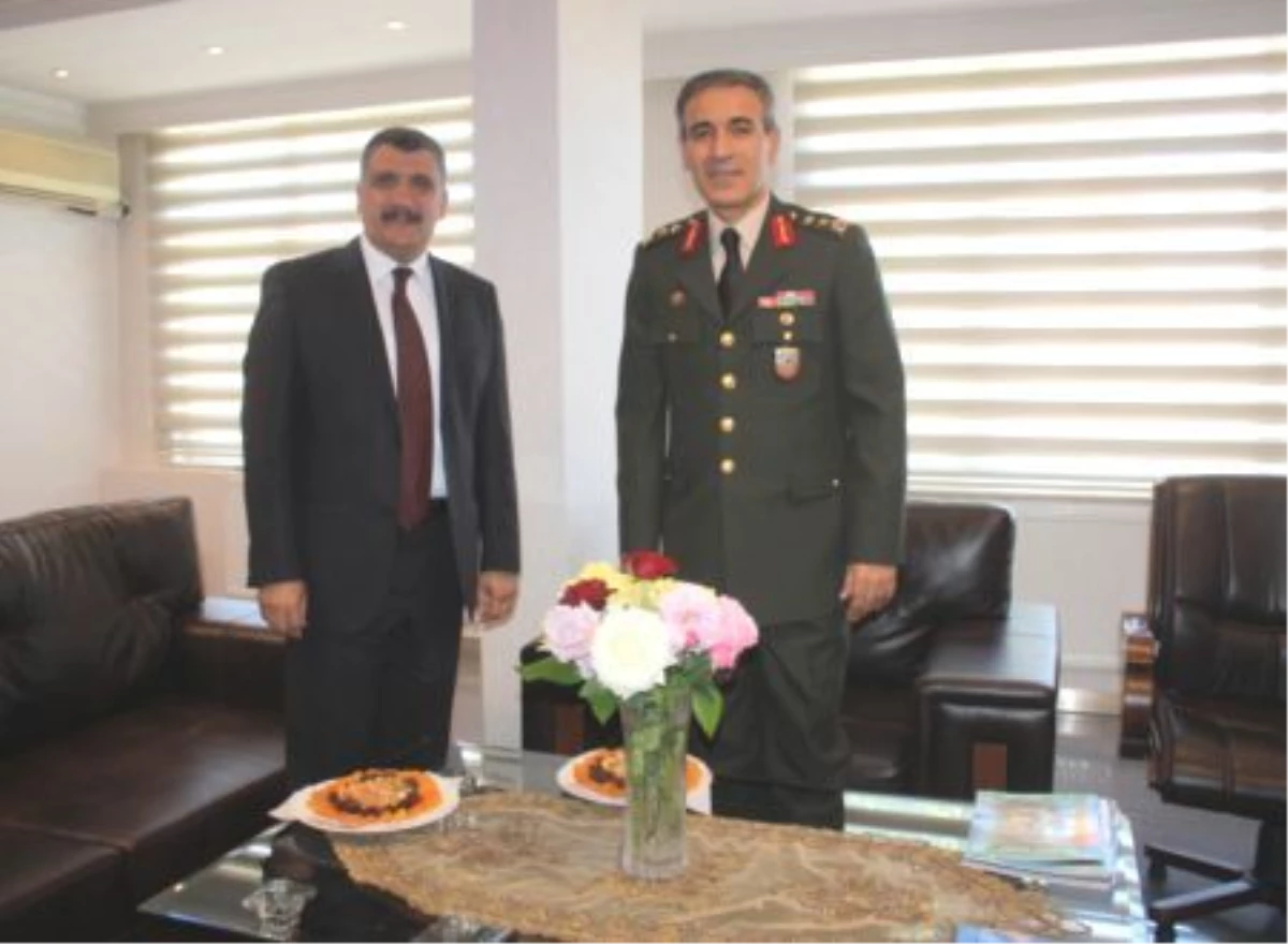 2. Ordu Kurmay Başkanı Tümgeneral Aktı, Battalgazi Belediye Başkanı Gürkan\'ı Ziyaret Etti