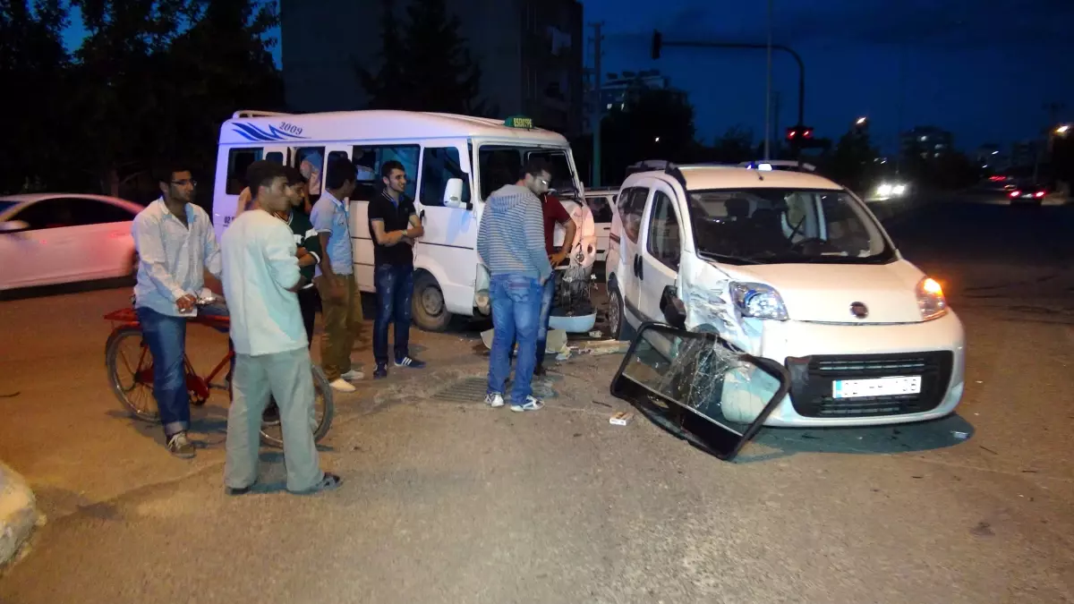 Adıyaman\'da Minibüs ile Hafif Ticari Araç Çarpıştı: 3 Yaralı