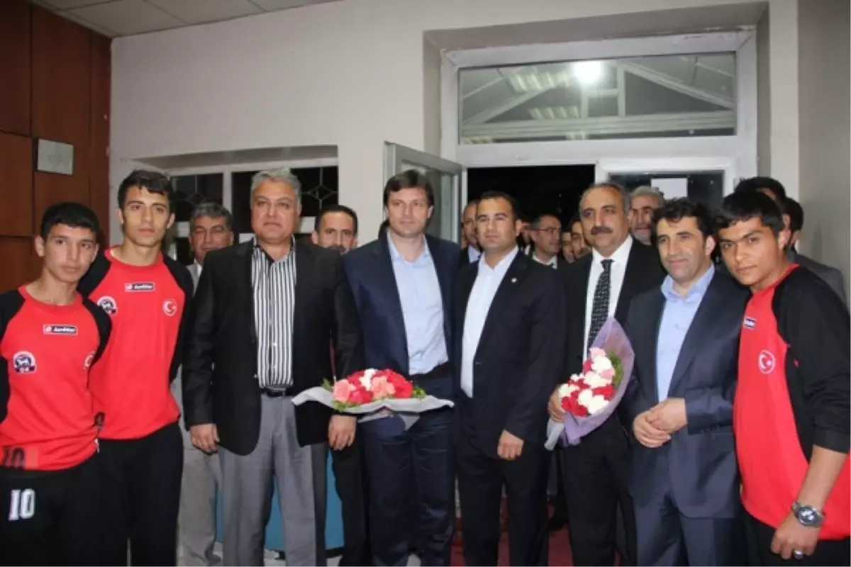 Ağrı\'da Yılın Spor Adamları Ödüllerini Aldı