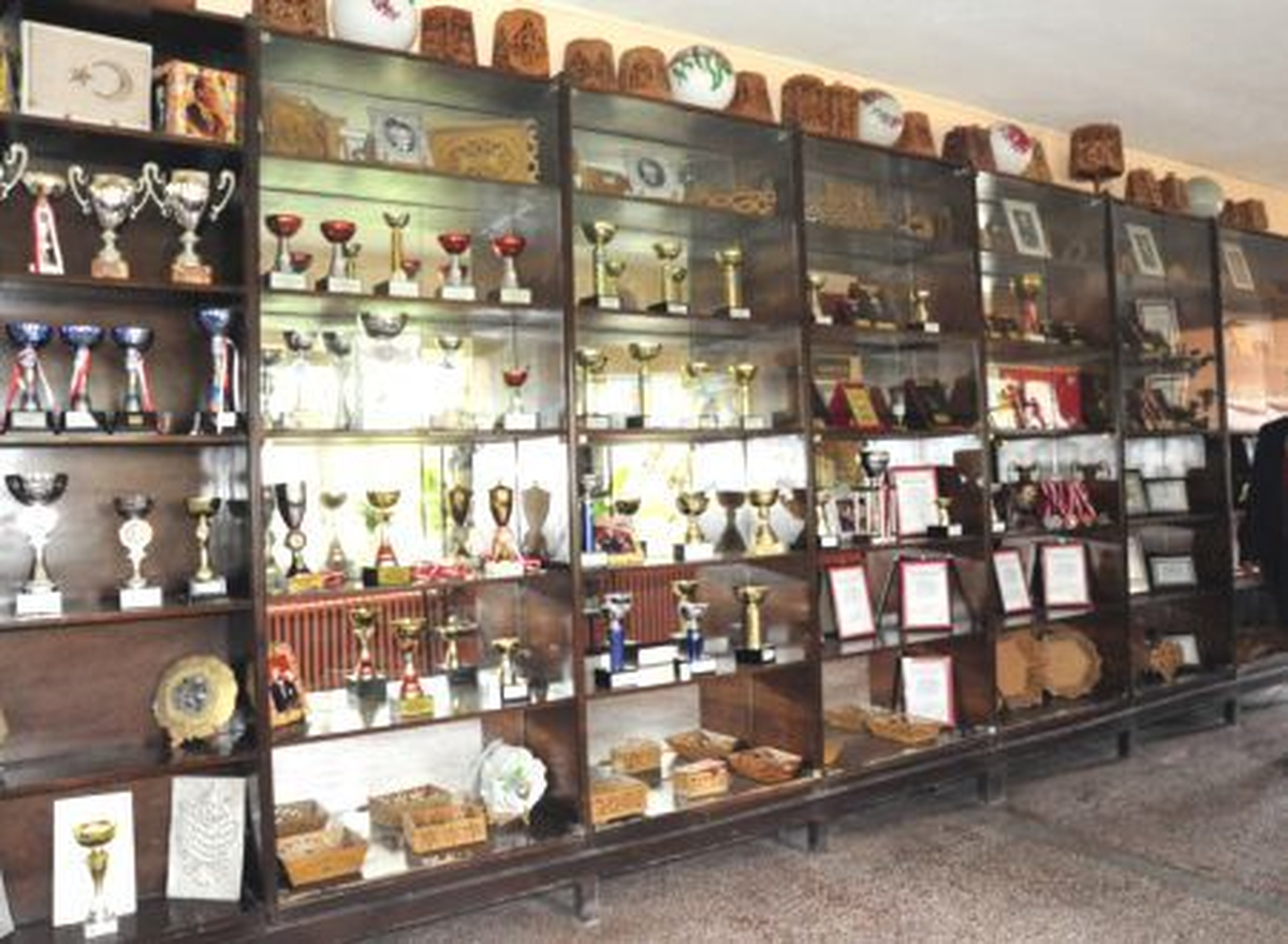Ahlat\'ta Ödüle Doymayan Okul