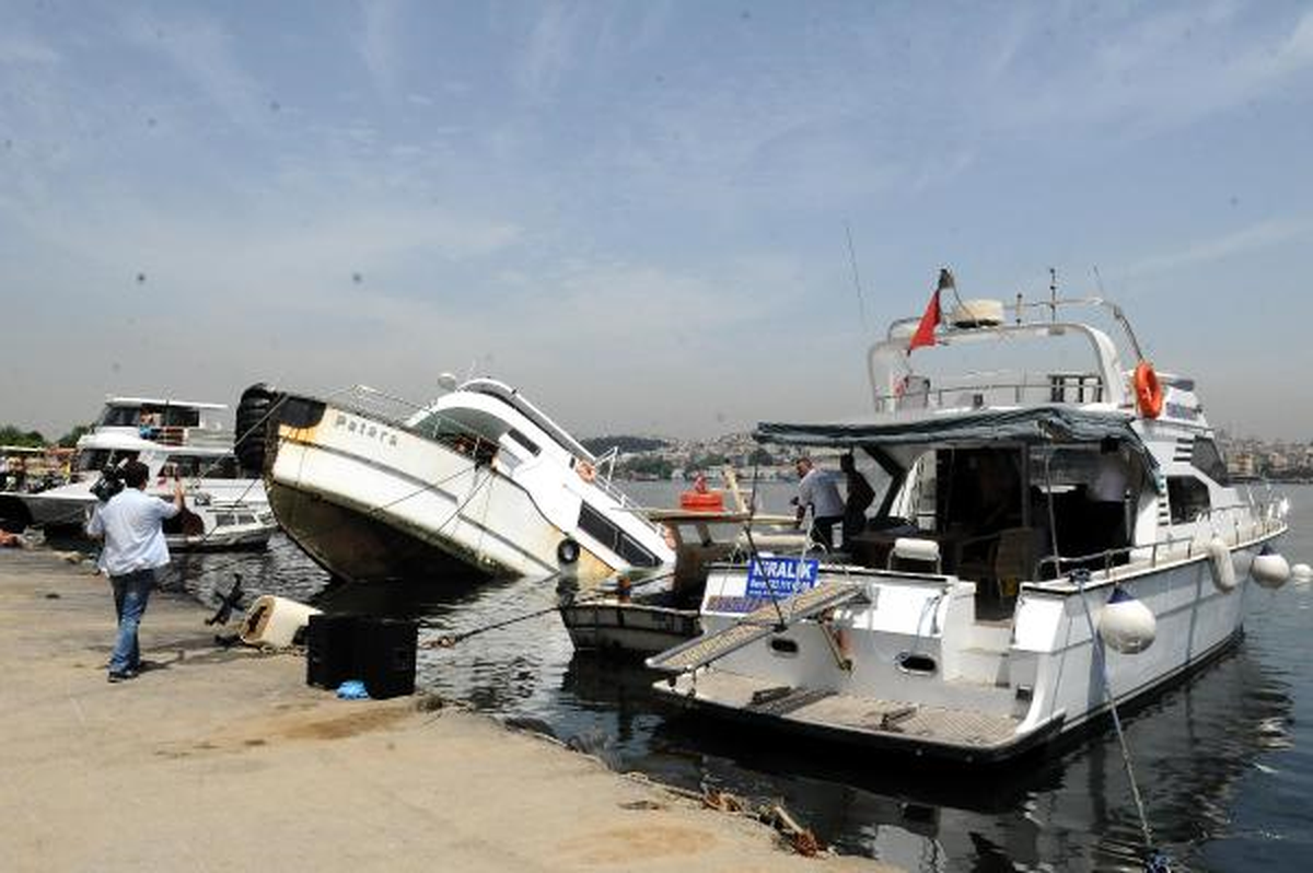 Haliç\'te Turistik Gezi Yatı Battı