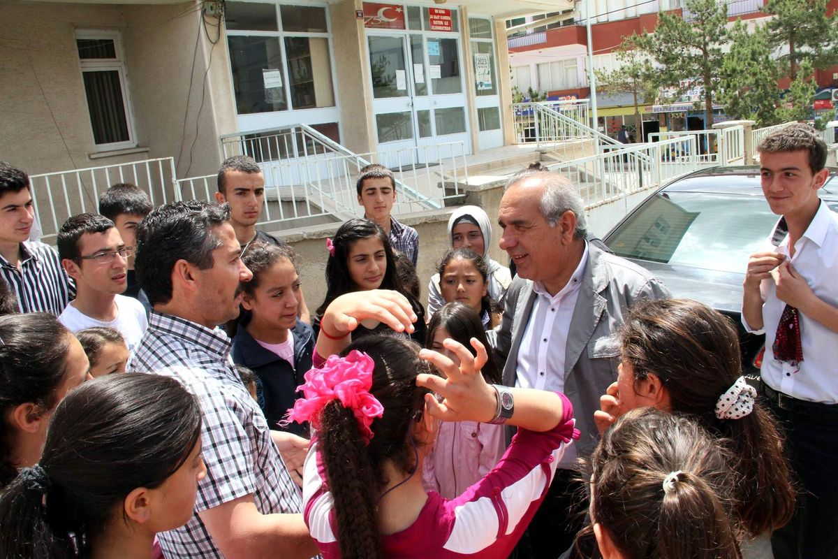 Başkan Sel\'den Folklor Elbisesi İstediler