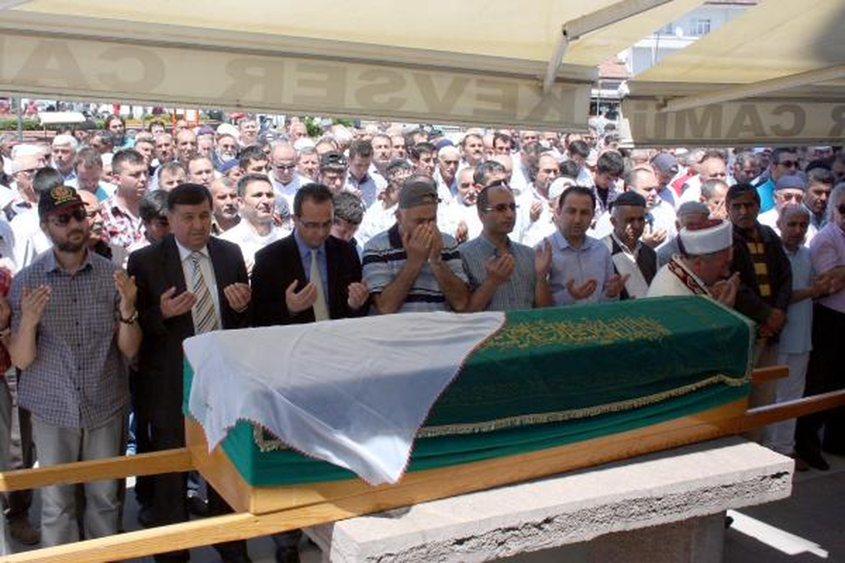 CHP\'li Tezcan, Halasının Cenazesine Katıldı