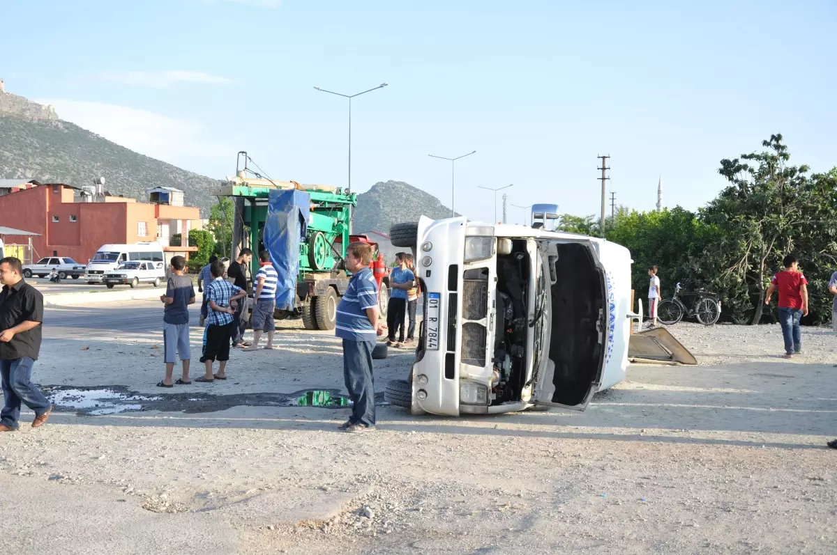 İş Makinesi ile Minibüs Çarpıştı