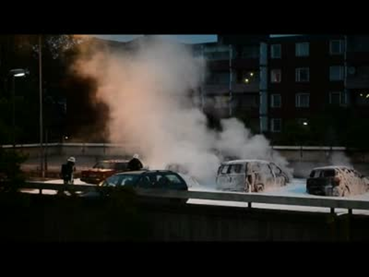 İsveç\'te Göçmenler Polis Karakoluna Saldırdı