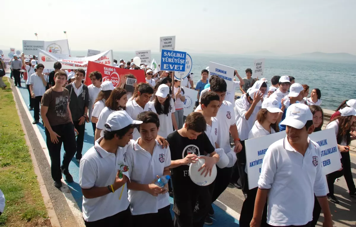 Kadıköy\'de Obezite Günü Yürüyüşü Düzenlendi