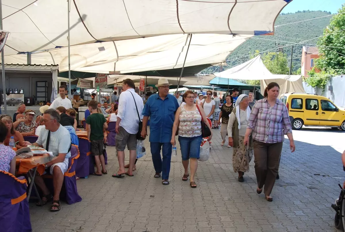 Kavgacı Pazarcıların Yerleri Kapatıldı