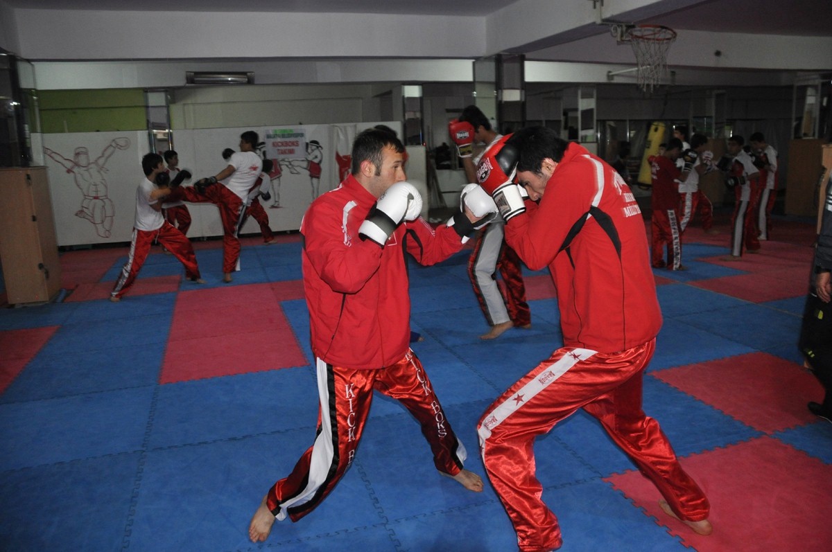 Kick Boks Sporcuları Turnuvaya Hazırlanıyor