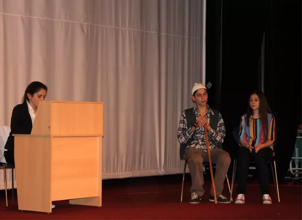 Liseler Arası Tiyatro Şenliği Sürüyor