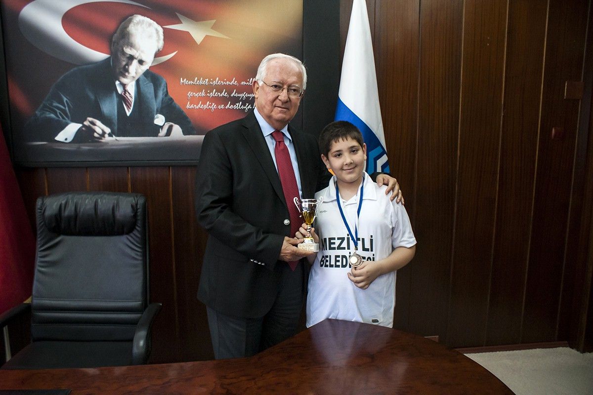 Mezitli\'nin Sporcusu Barış Özenir Santrançta Dünya 3.\'sü Oldu