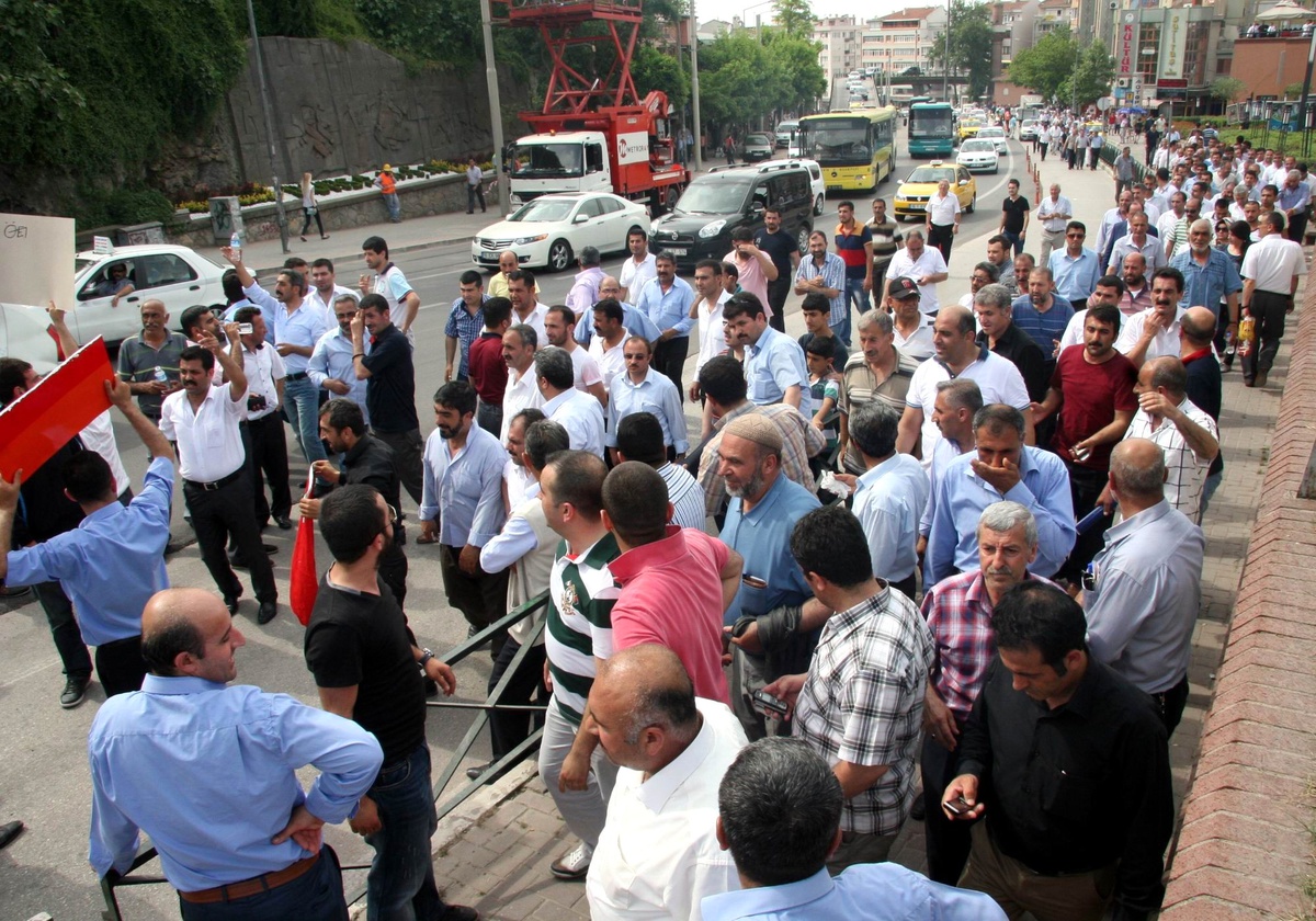 Özel Halk Otobüsü Sahipleri Belediyeye Yürüdü