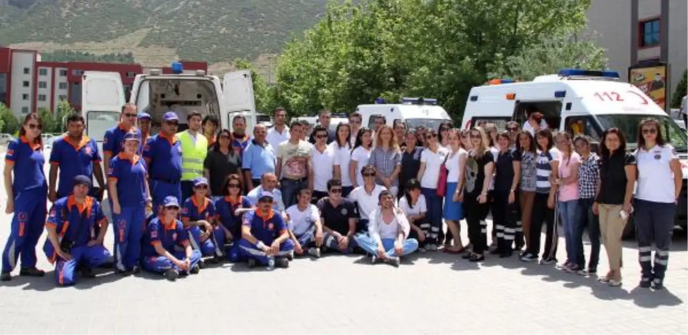 Paramedik Öğrencileri Tatbikat Yaptı