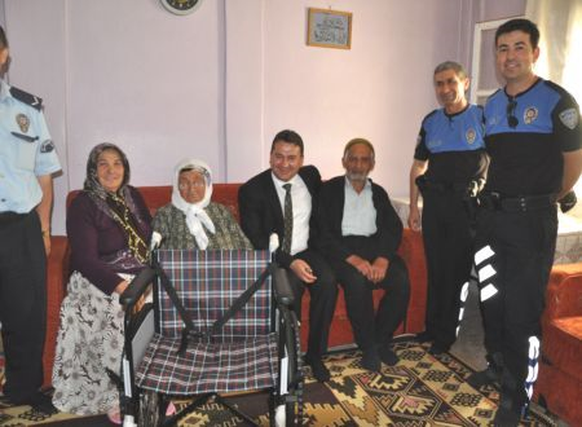 Şehit Polisin Annesine Tekerlekli Sandalye