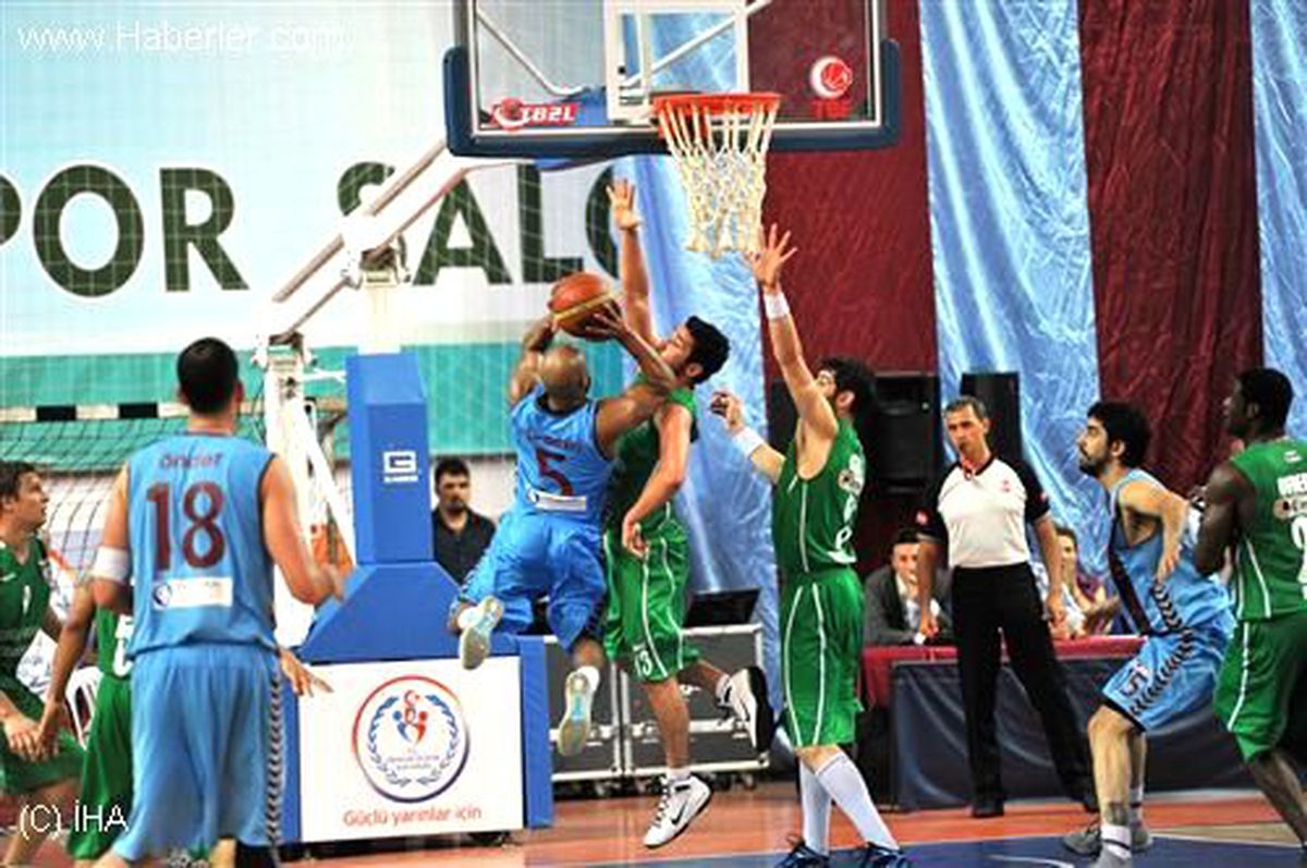 Trabzon\'da Basketbol Maçında Gerginlik