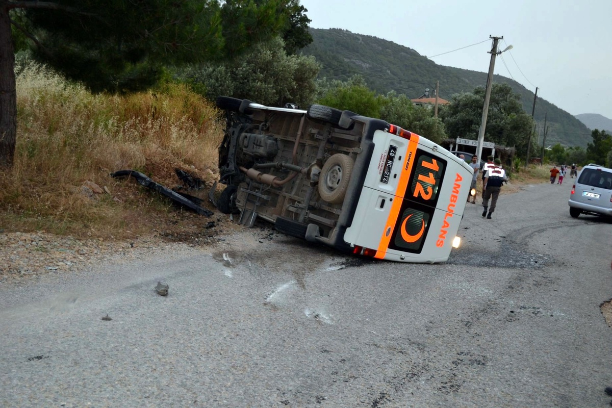 Ambulansla Otomobil Kafa Kafaya Çarpıştı: 3 Yaralı