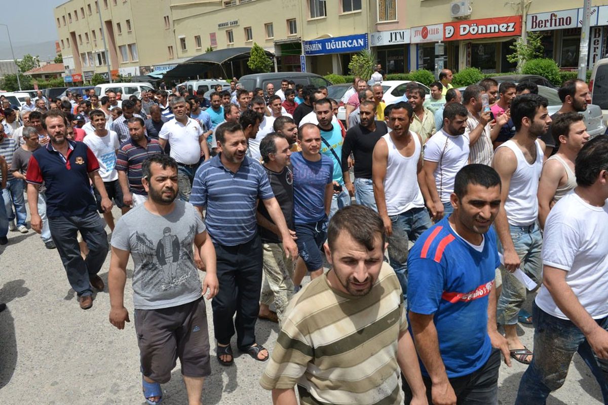 Ayakkabı İşçileri Göbek Atarak Eylem Yaptı